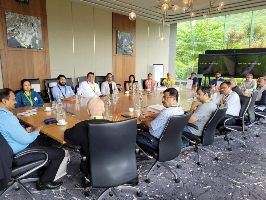 Roundtable discussions of DAAD alumni and KPIT leadership team having fruitful conversations about future industry-academia collaborations in the field of sustainable mobility during the Pune Alumni Meet.